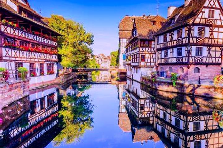 Ray Gunn Versus Galey E. Greed slot machine